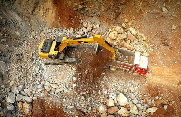 產(chǎn)品廣告-卡特彼勒中挖